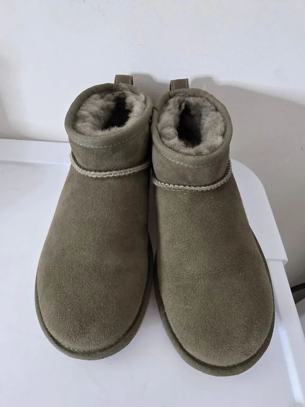 UGG Women's Classic Ultra Mini Winter Boots US 6